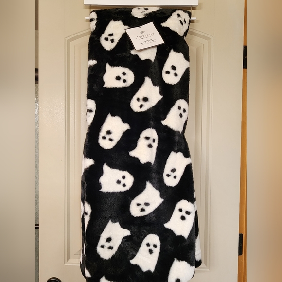 Storehouse Ghost Throw Blanket Oversized Faux Fur Halloween Throw - Picture 3 of 7